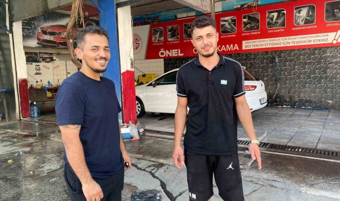 Antalya’da sıcaklardan bunalan bir köpek, sanayideki oto yıkamacıya gelip her