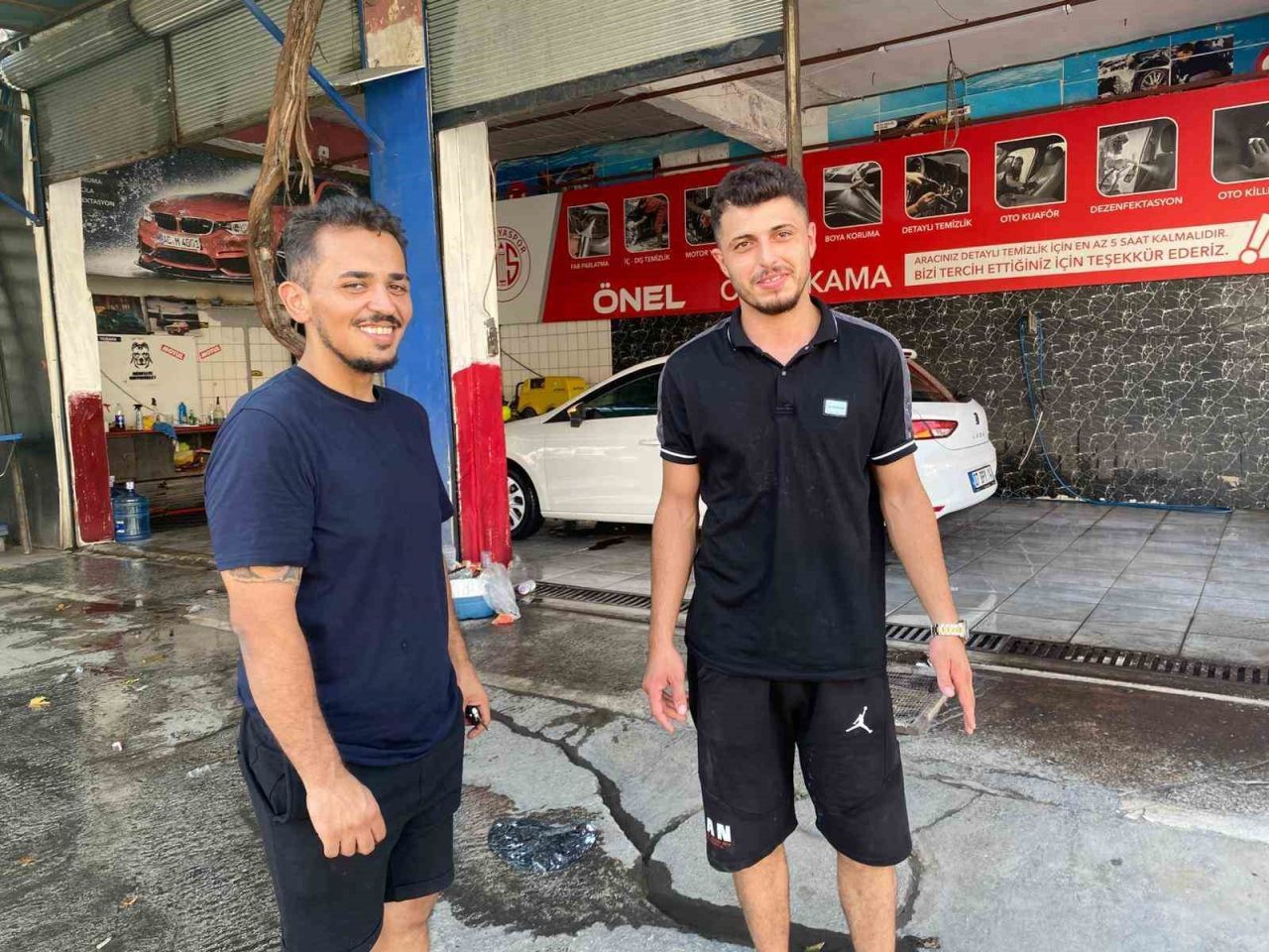 Antalya’da sıcaklardan bunalan bir köpek, sanayideki oto yıkamacıya gelip her