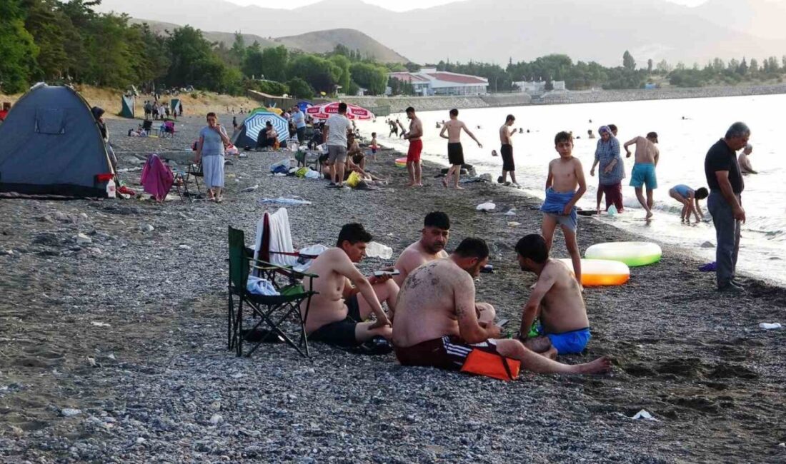 Van’da sıcaktan bunalan vatandaşlar Van Gölü sahillerine akın etti. Van’da
