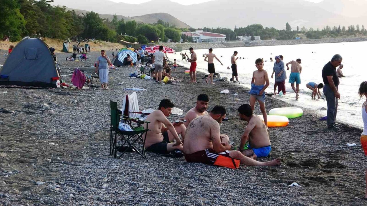 Van’da sıcaktan bunalan vatandaşlar Van Gölü sahillerine akın etti. Van’da