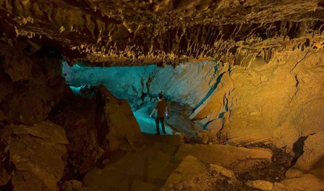 Düzce’nin Akçakoca ilçesinde bulunan ve sarkıt-dikitleriyle dikkat çeken Fakıllı Mağarası,