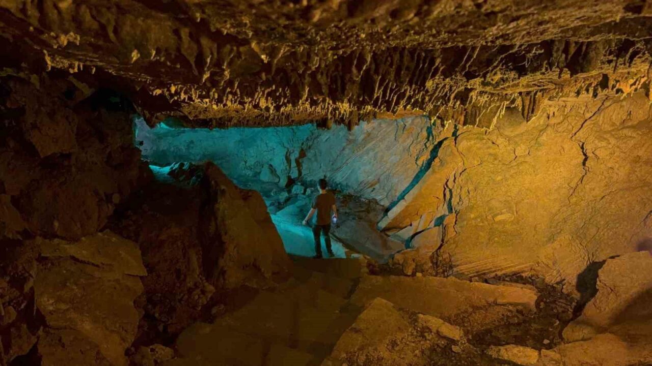 Düzce’nin Akçakoca ilçesinde bulunan ve sarkıt-dikitleriyle dikkat çeken Fakıllı Mağarası,