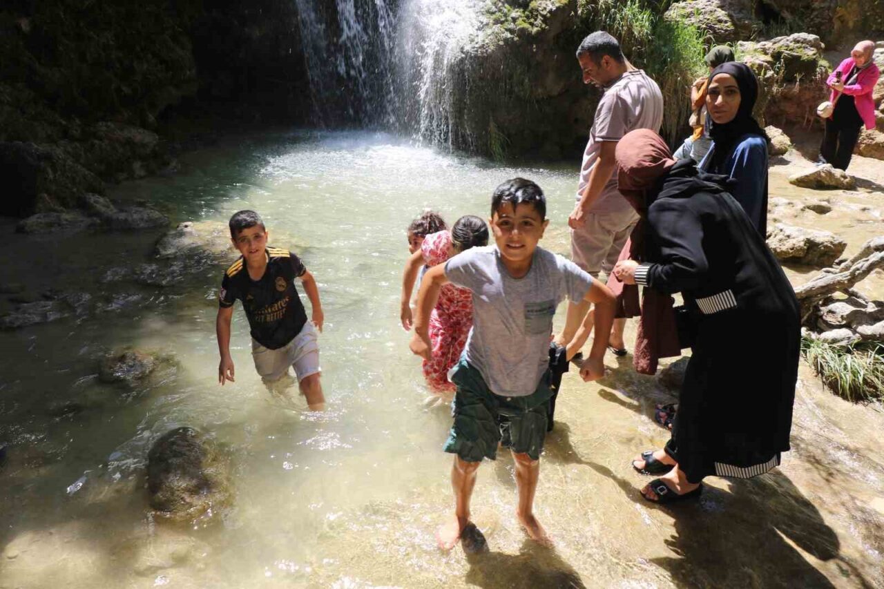 Girlevik Şelalesi yerli ve yabancı turistleri ağırlıyor. Erzincan’da “Doğal Sit-Nitelikli