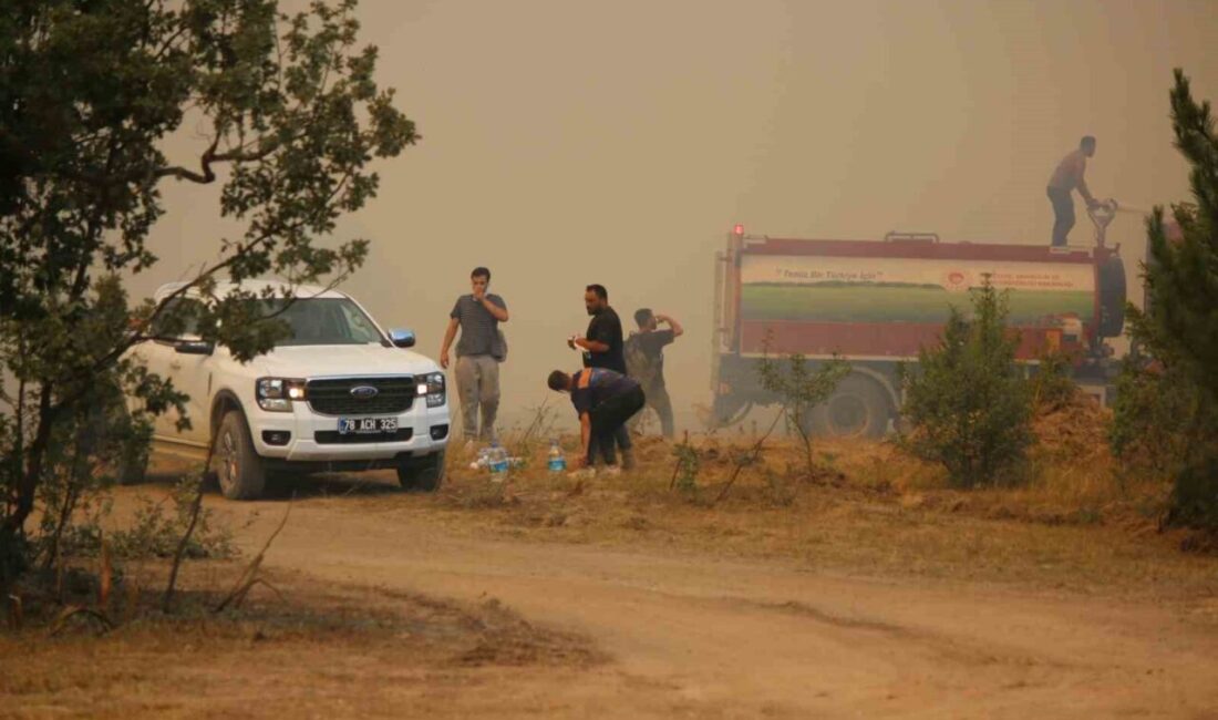 Karabük’ün Ovacık ilçesinde devam eden orman yangınında alevler yerleşim yerine