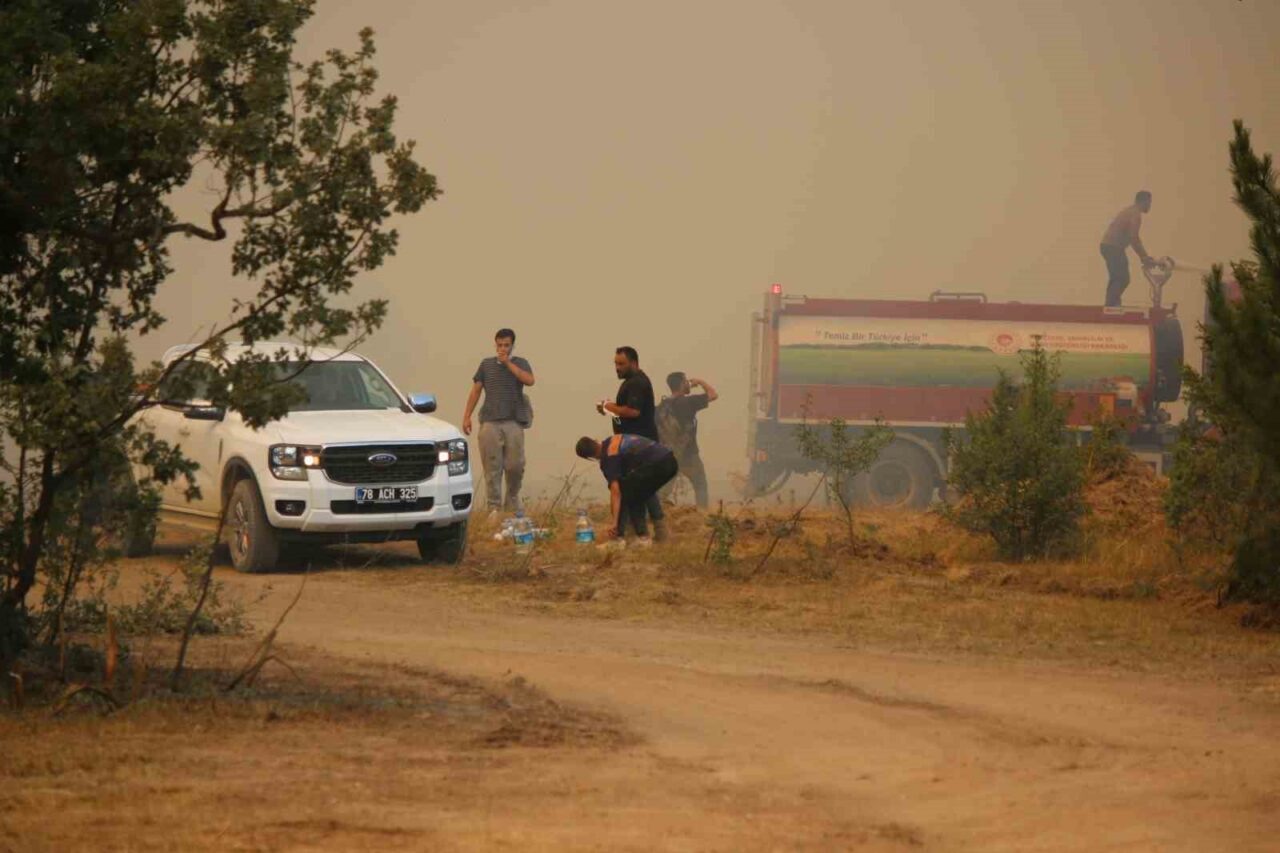 Karabük’ün Ovacık ilçesinde devam eden orman yangınında alevler yerleşim yerine