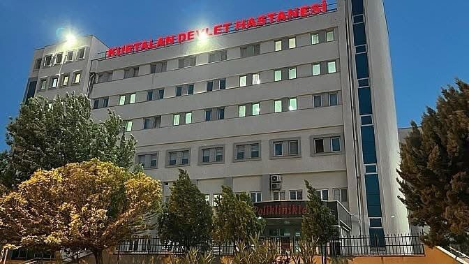 Siirt’in Kurtalan ilçesine bağlı Toytepe köyünde bir genç, evinin önünde