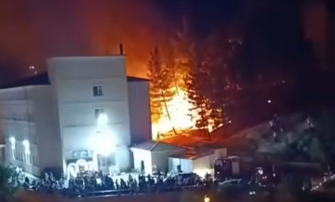 Siirt’in Baykan ilçesinde düğün sonrası atılan havai fişekler, ağaçlık alanda