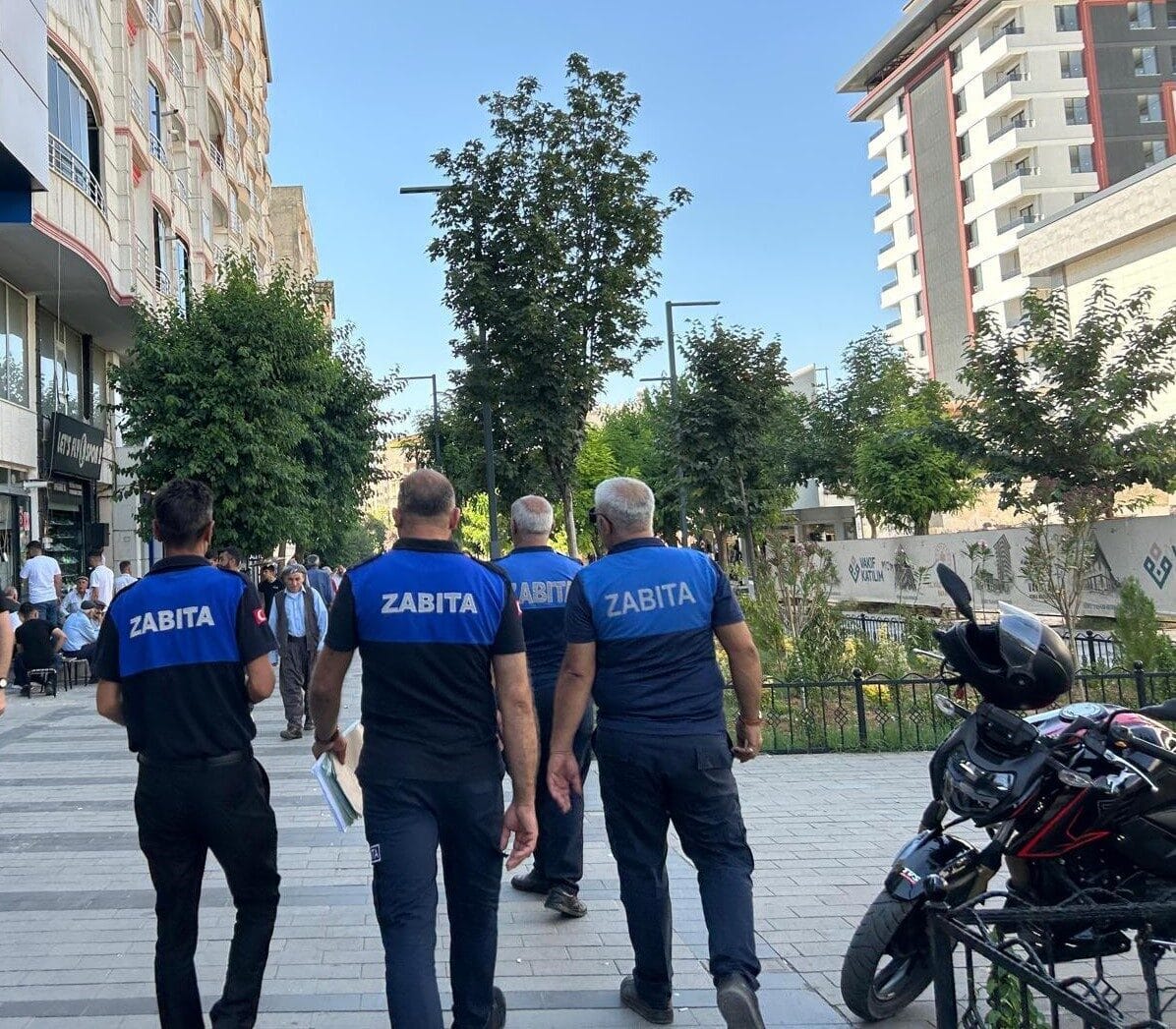 Siirt Belediye Zabıta Müdürlüğü ekipleri, kent estetiğini korumak, yaya güvenliğini