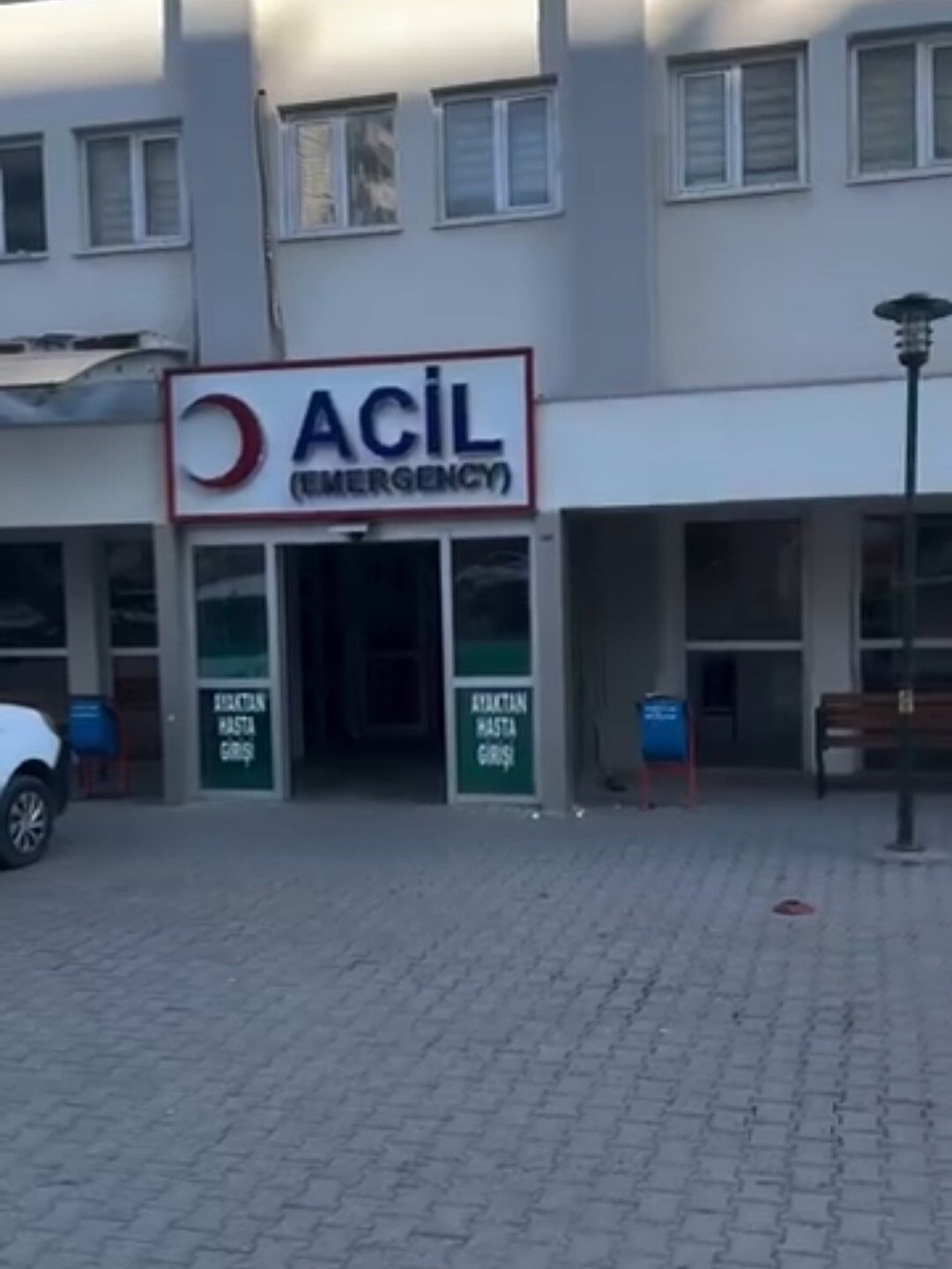 Siirt’in Kurtalan ilçesinde parkta dengesini kaybedip kaydıraktan düşen 4 yaşındaki