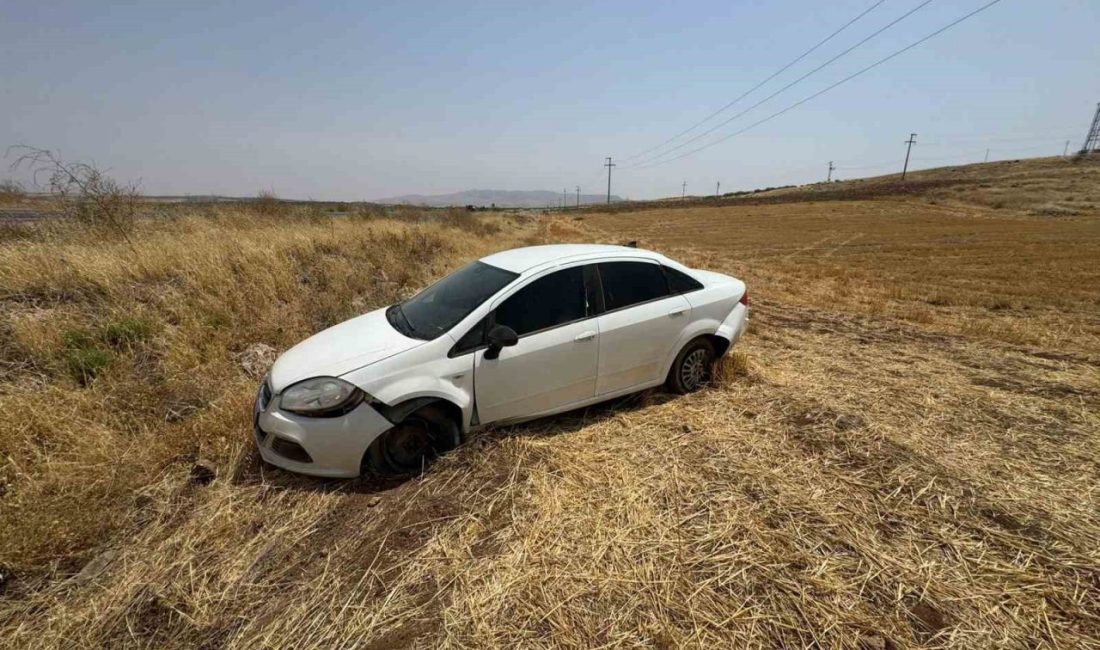 Siirt’in Kurtalan ilçesinde seyir halinde lastiği patlayan aracın kaza yapması