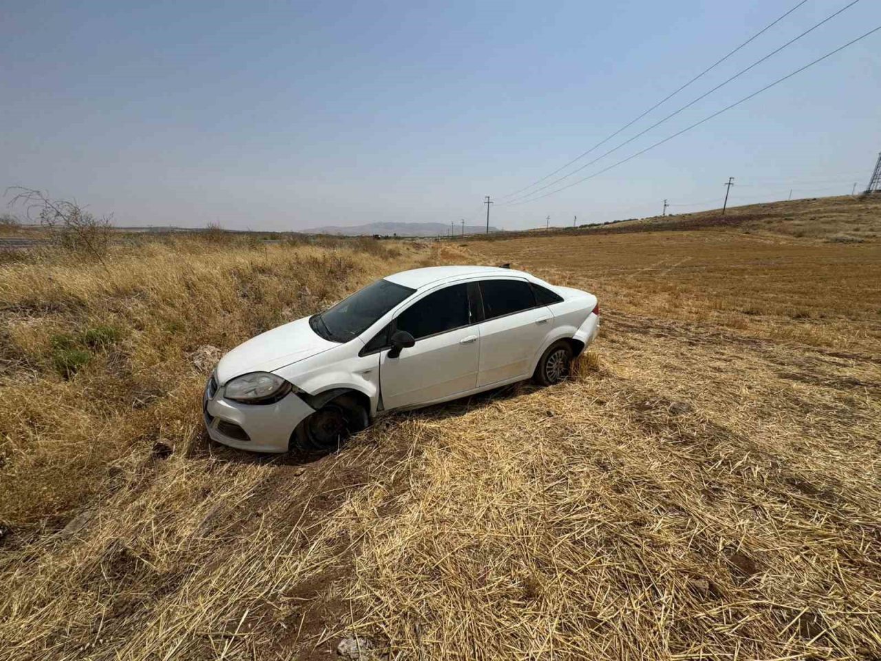 Siirt’in Kurtalan ilçesinde seyir halinde lastiği patlayan aracın kaza yapması