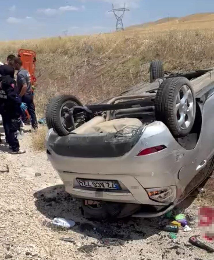 Siirt’in Kurtalan ilçesinde kontrolden çıkarak takla atan otomobilin sürücüsü yaralandı.