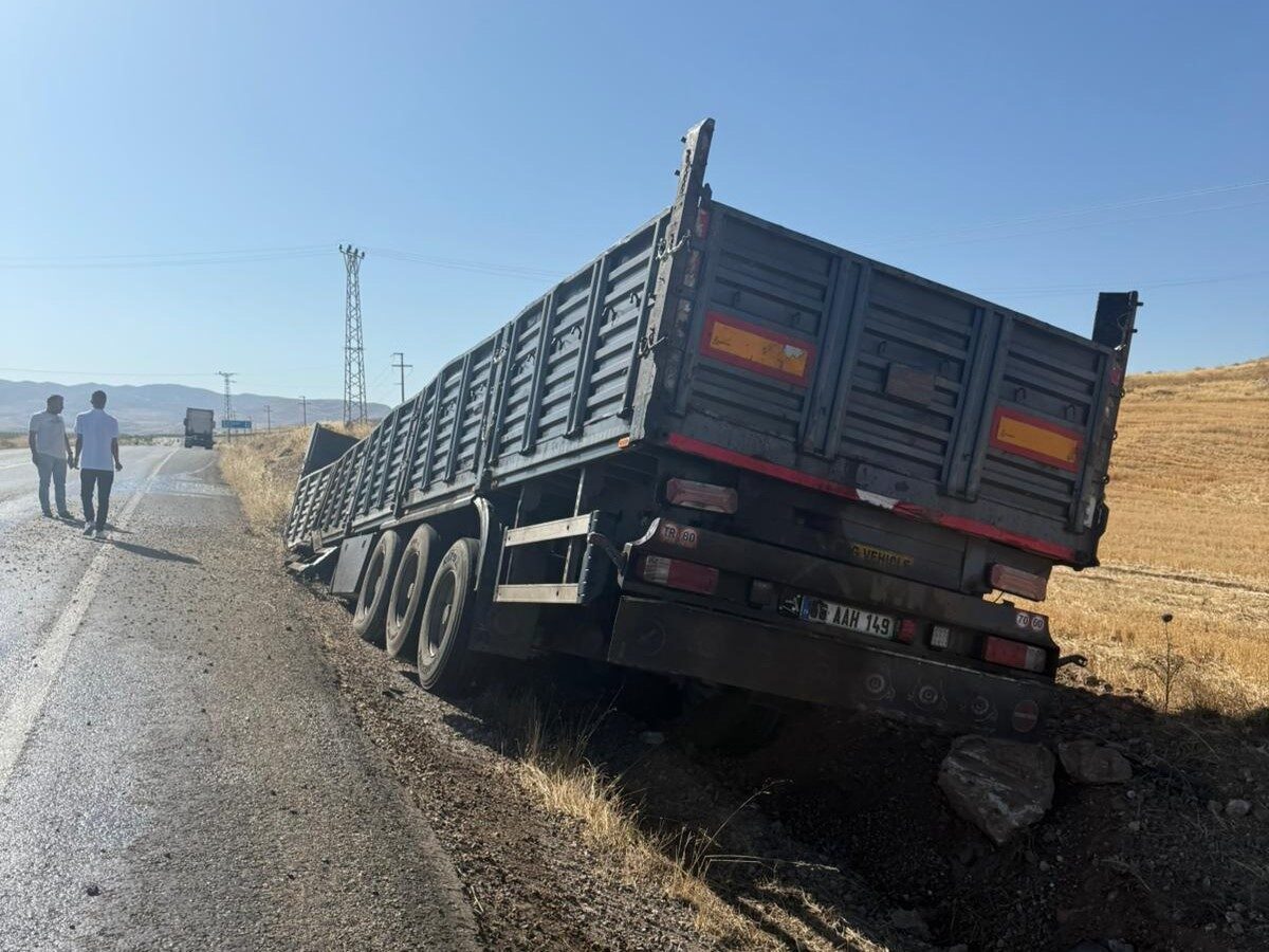 Siirt’in Kurtalan ilçesinde tır kasası yol kenarına savruldu. Edinilen bilgilere