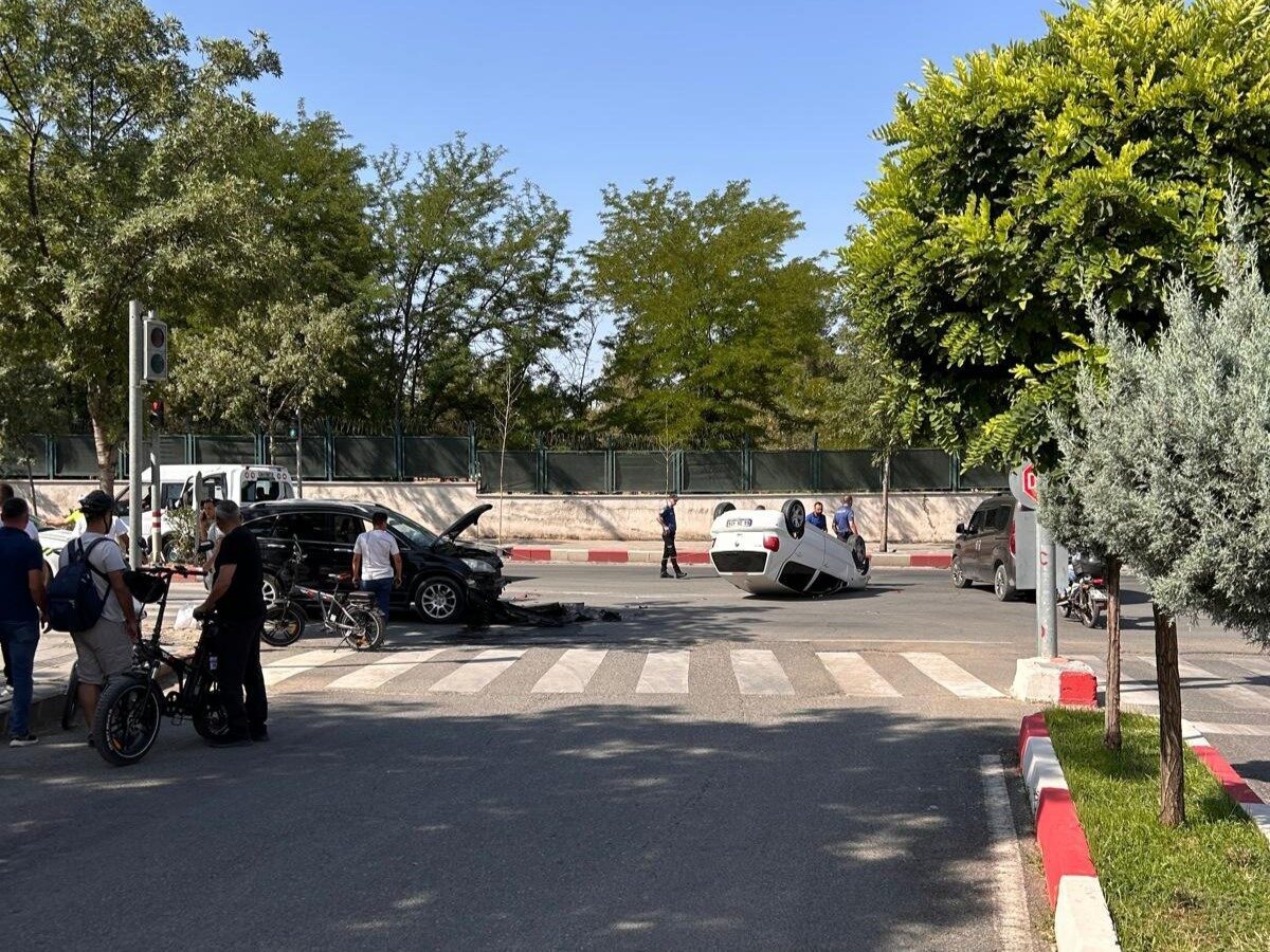 Siirt’te iki otomobilin karıştığı trafik kazasında maddi hasar meydana geldi.