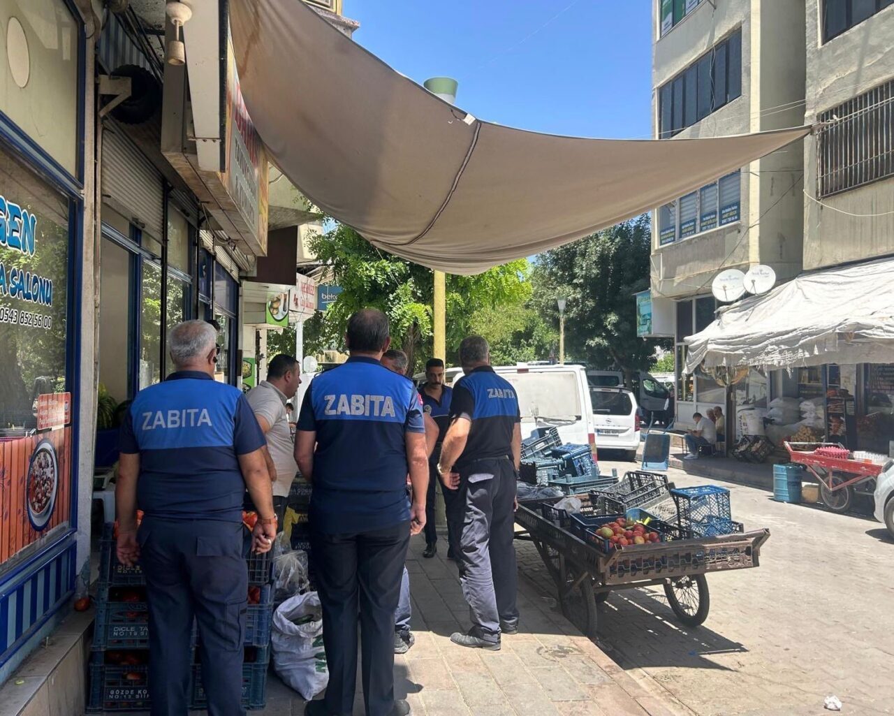 Siirt Belediyesi Zabıta Müdürlüğü ekipleri, kent estetiğini korumak, yaya güvenliğini