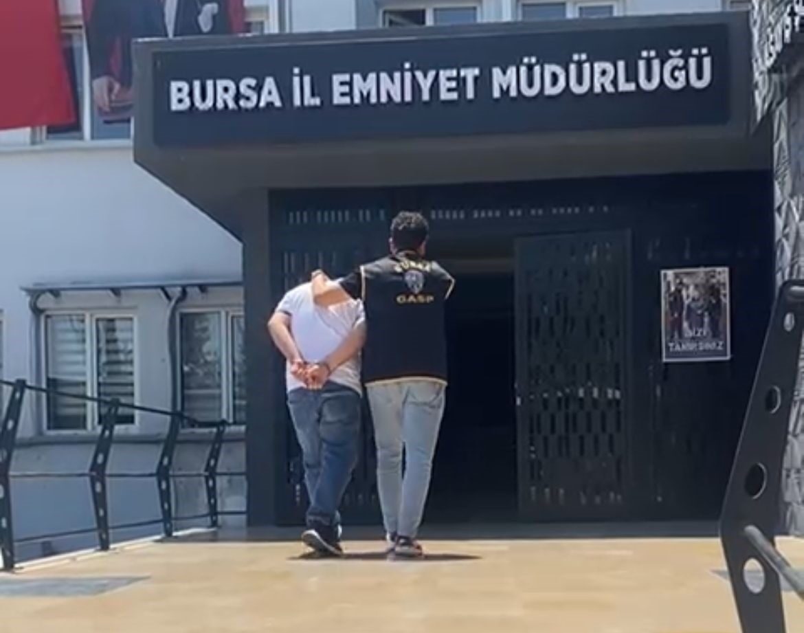 Bursa’da seyir halindeki bir otomobilin camından tabanca ile defalarca ateş