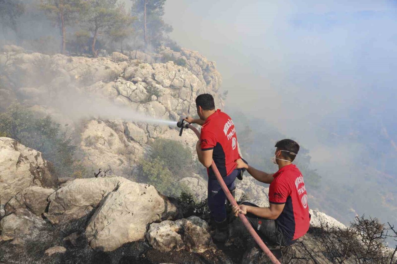 Mersin’in Silifke ilçesinde çıkan orman yangınına Mersin Büyükşehir Belediyesi İtfaiye