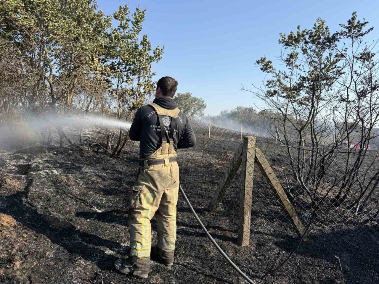 İstanbul Silivri’de bir arazide çıkan yangına müdahale sırasında alevler içerisinde