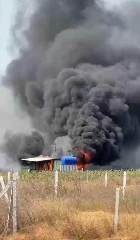 İstanbul Silivri’de göletin yanında bulunan konteynerde yangın çıktı. Kısa sürede
