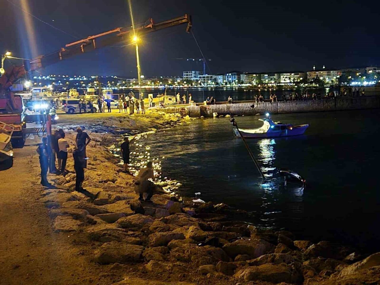 Silivri Dalgakıran mevkiinde park halindeki cip henüz belirlenemeyen bir nedenle