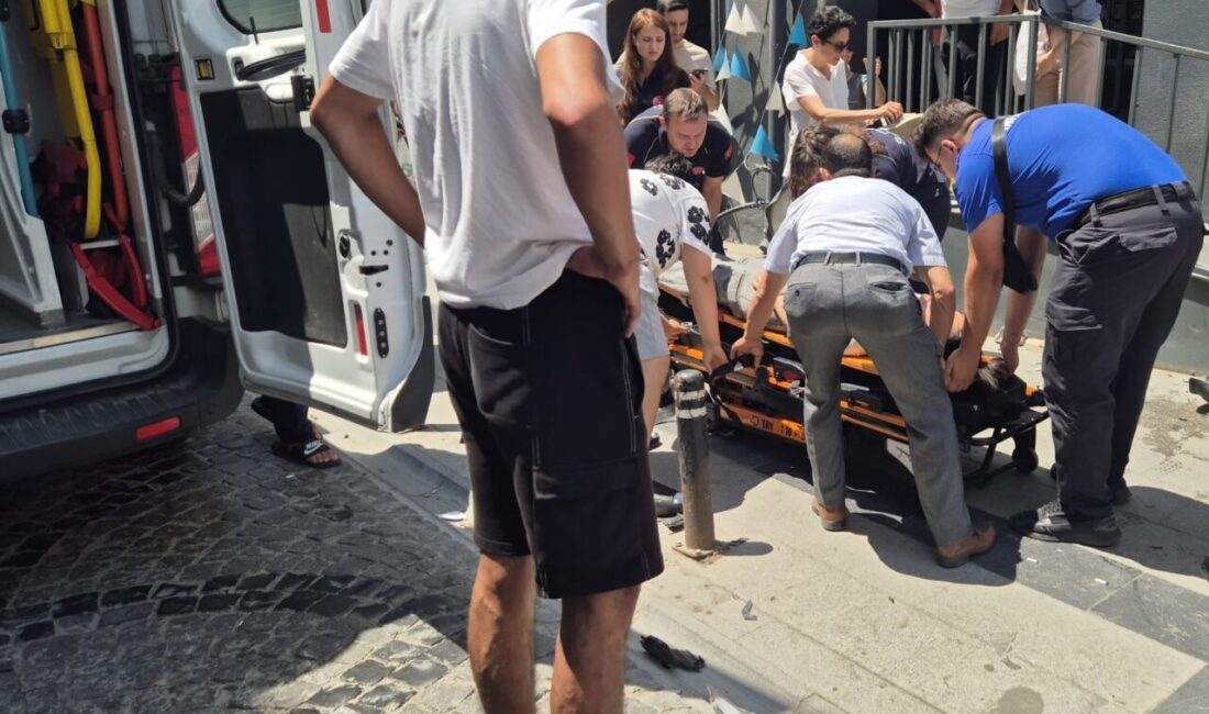 Silivri’de park halinde aracın içinde bekleyen kadın sürücü, fren yerine