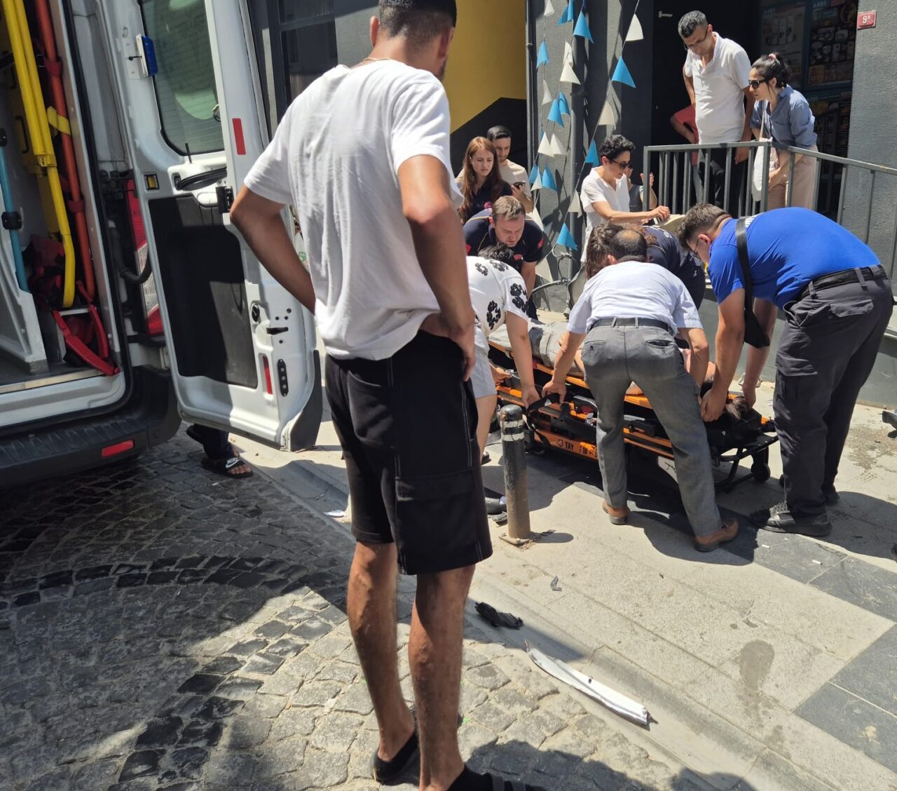 Silivri’de park halinde aracın içinde bekleyen kadın sürücü, fren yerine