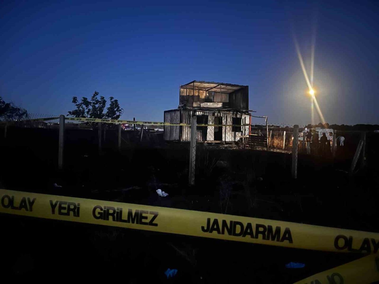 İstanbul Silivri’de arazide çıkan yangın bir konteynıra sıçradı. Alevlere müdahale