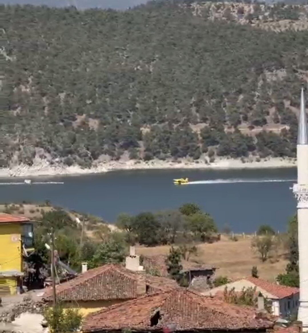 Balıkesir’in Sındırgı ilçesinde başlayan orman yangınına havadan ve karadan müdahale