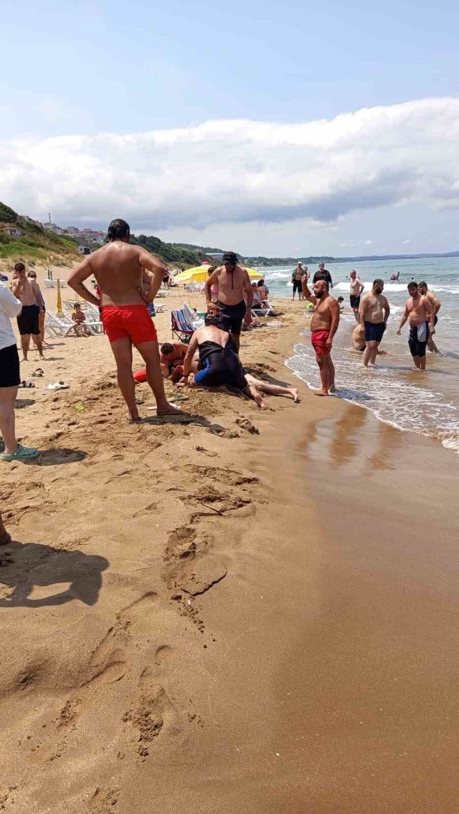 Sinop’ta serinlemek için denize giren bir kişi boğulma tehlikesi geçirdi.