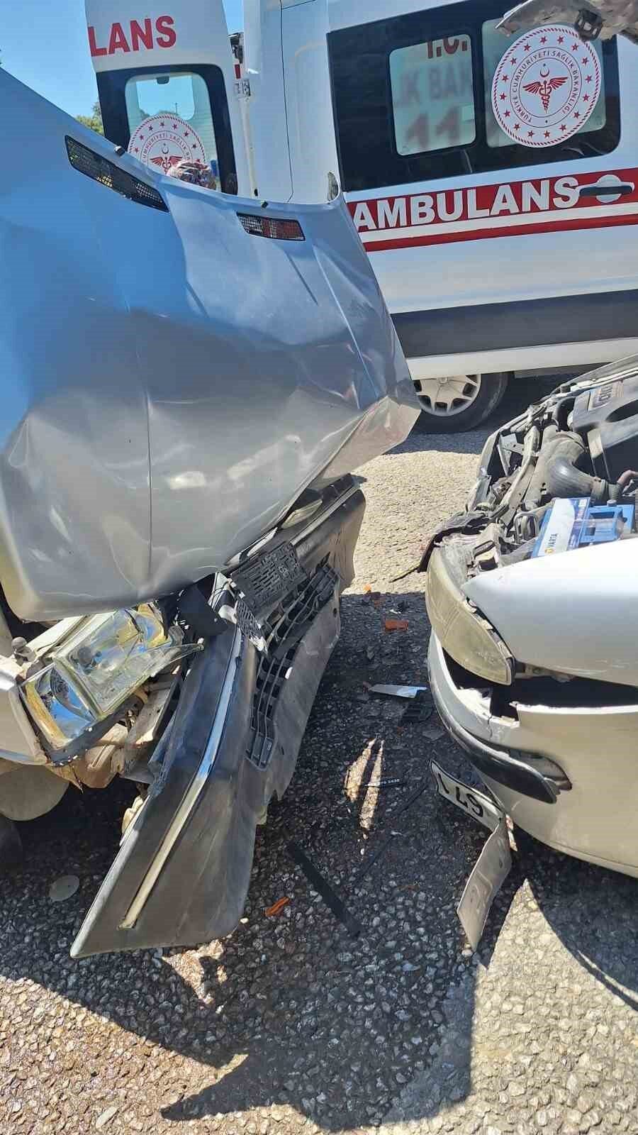 Sinop’un Gerze ilçesinde iki otomobilin çarpışması sonucu 5 kişi yaralandı.