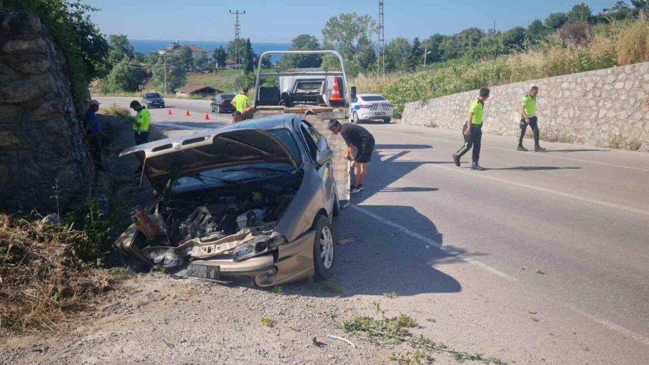 Sinop’ta otomobilin istinat duvarına çarptığı kazada 1’i bebek 3 kişi