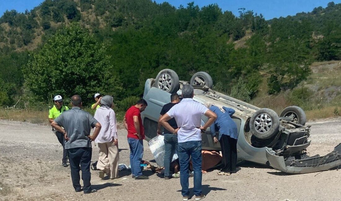 Sinop’un Boyabat ilçesinde otomobilin takla attığı kazada 3 kişi yaralandı.