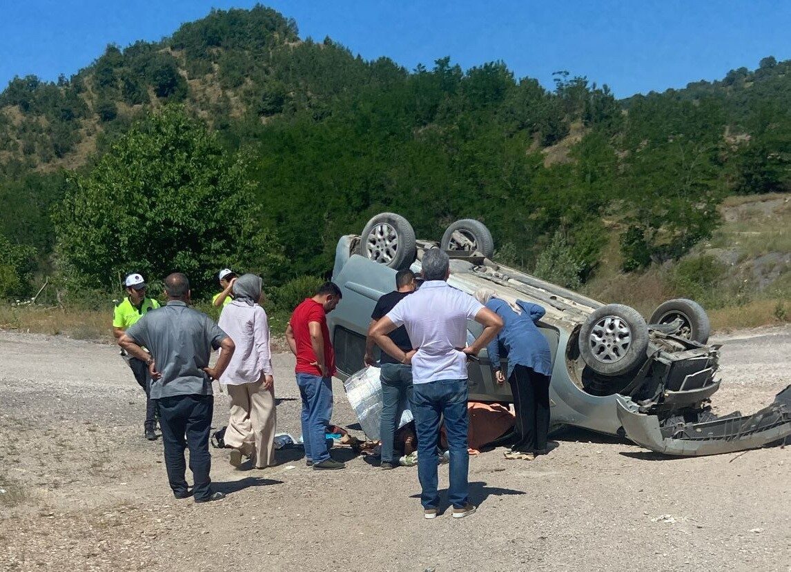 Sinop’un Boyabat ilçesinde otomobilin takla attığı kazada 3 kişi yaralandı.