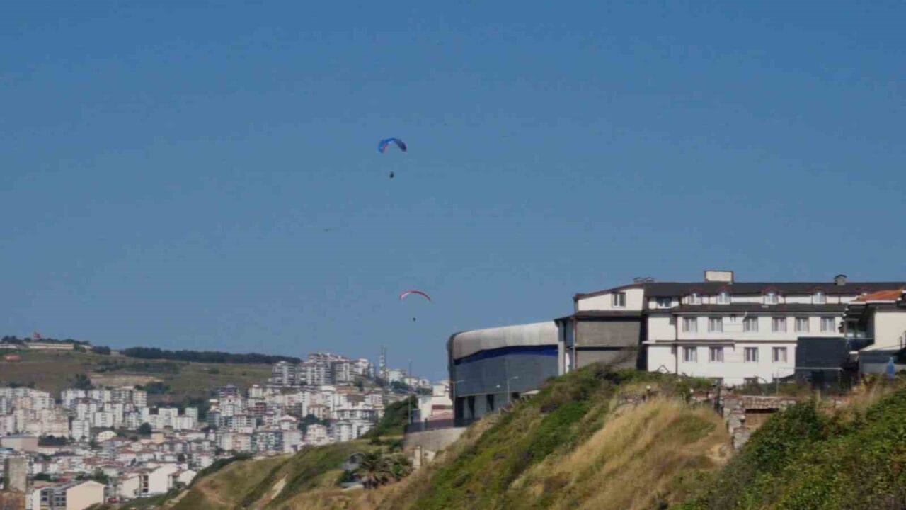 Sinoplu yamaç paraşütçüleri, Sinop Yarımadası semalarında gerçekleştirdikleri uçuşlarla izleyenlere unutulmaz