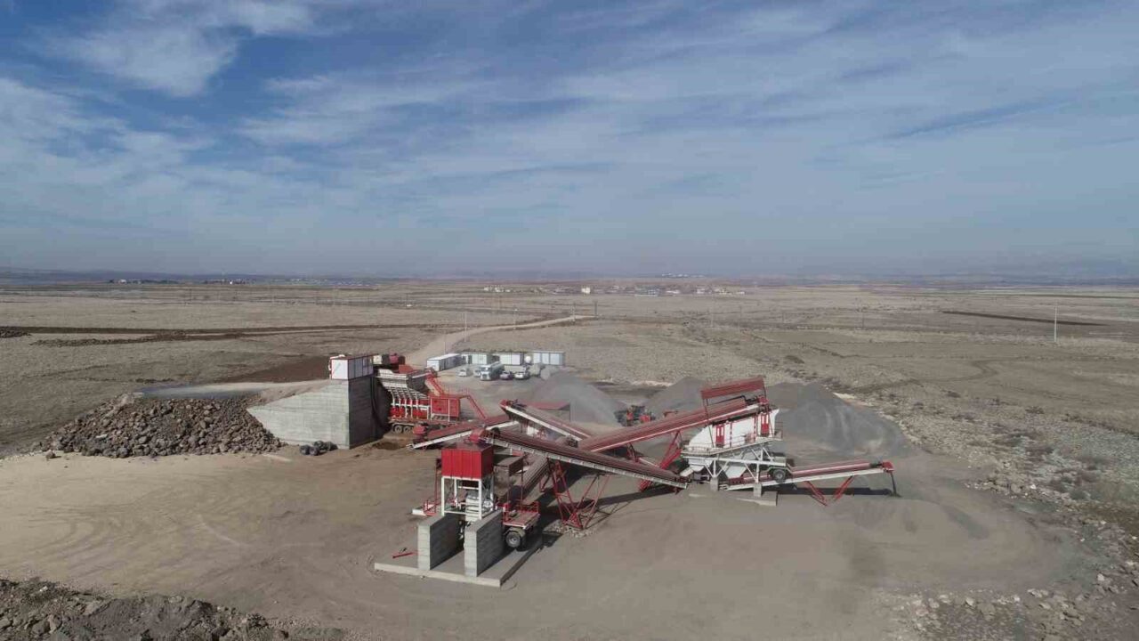 Şırnak’ta 91 dekar taşlı arazi temizlenerek tarıma kazandırılıyor. Temizlenen alandan