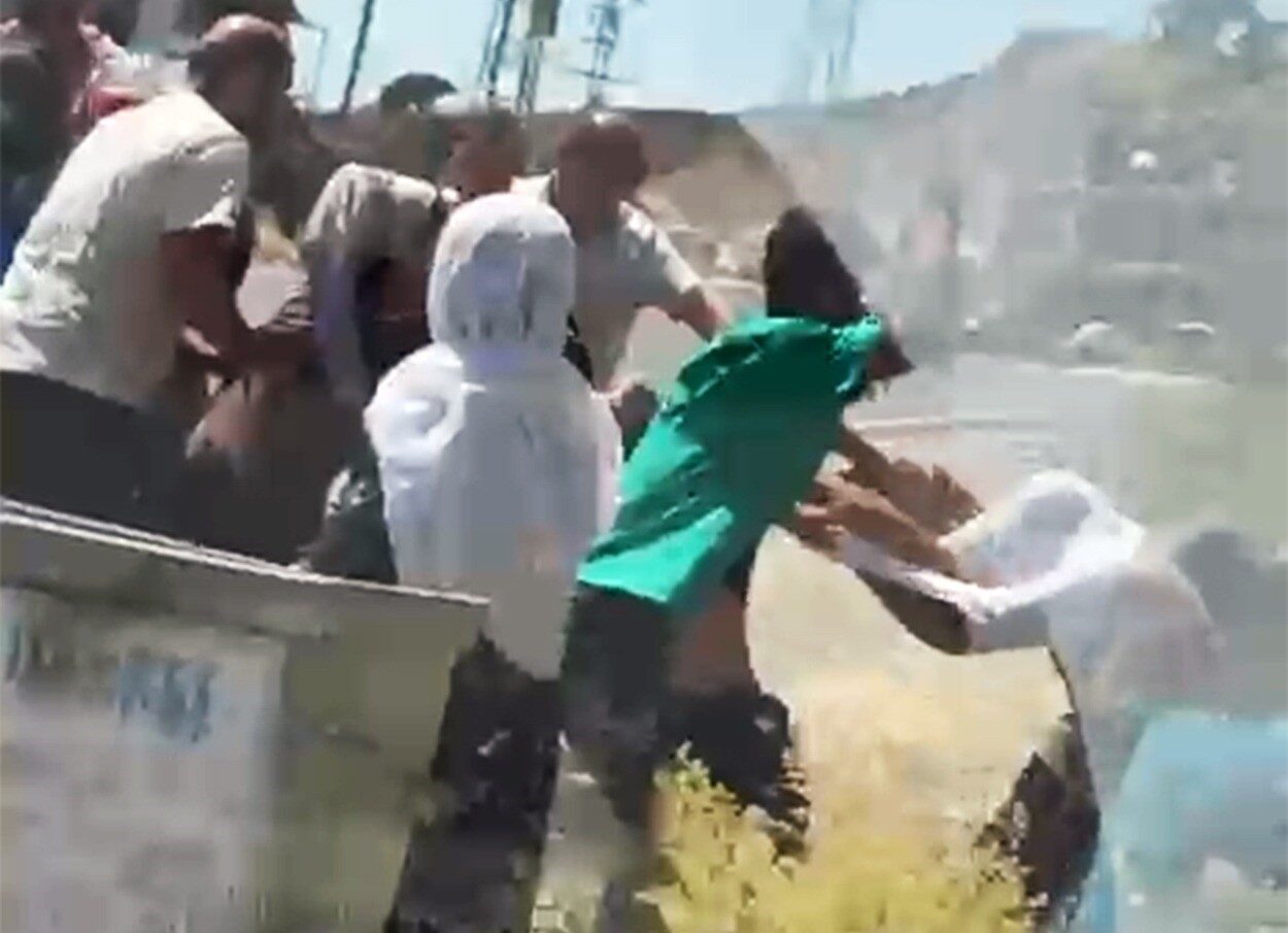 Şırnak’ın Özveren köyünde kaçak elektrik kullanan abonelere müdahale eden Dicle