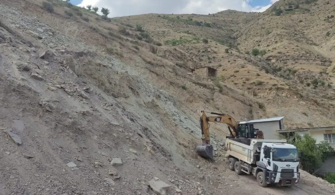 Şırnak’ın Uludere ilçesine bağlı Uzungeçit beldesinde, birkaç evin bulunduğu yamaçta