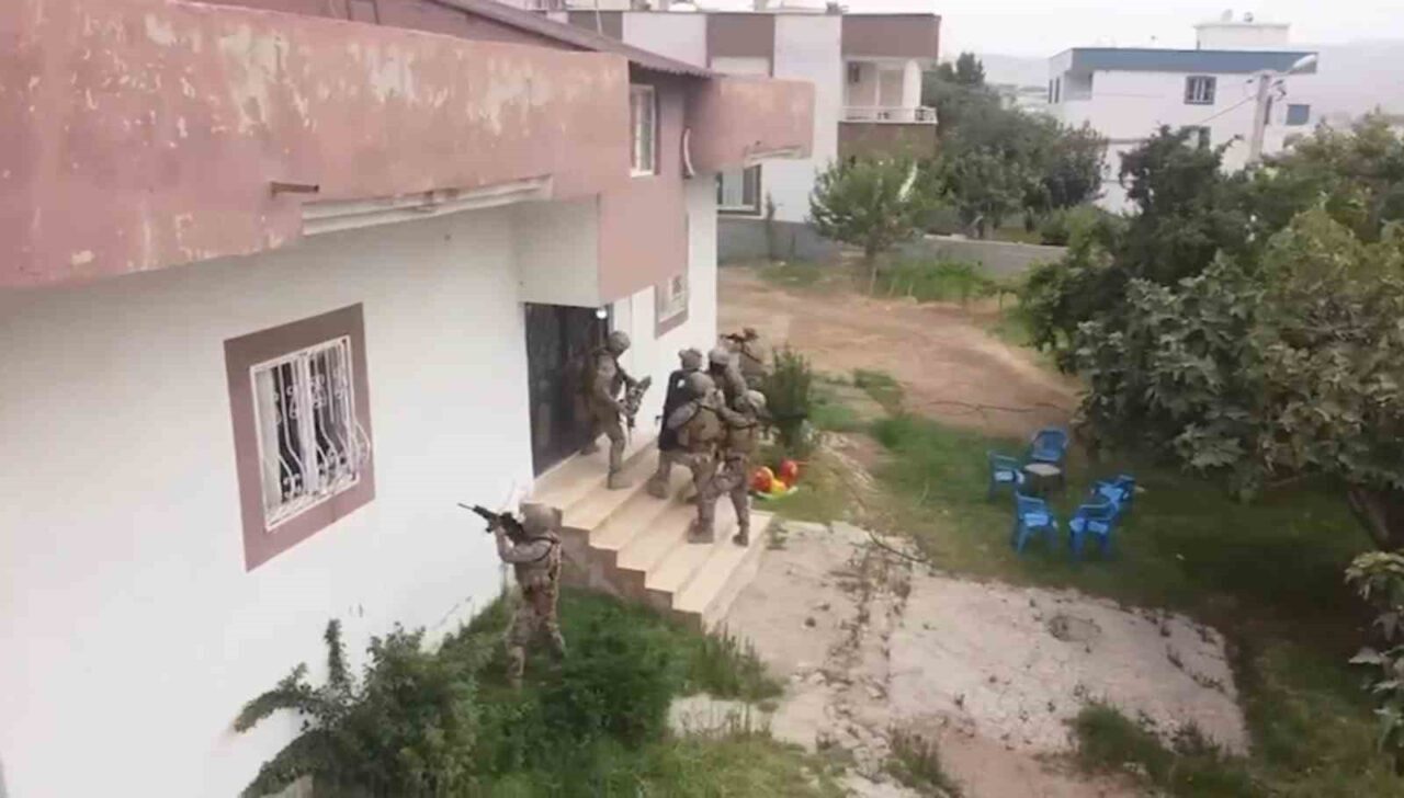 Şırnak’ta polis ekiplerince silah kaçakçılığına yönelik düzenlenen operasyonda gözaltına alınan