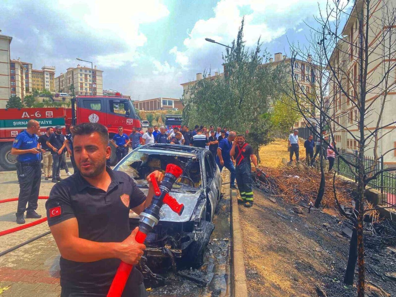 Şırnak’ta park halindeki bir araç henüz belirlenemeyen nedenle alev aldı.