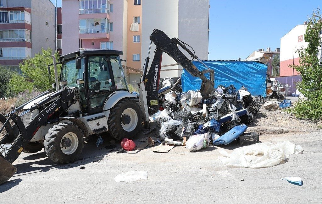 Sivas Belediyesi tarafından mahalle araları, boş arsalar ve metruk binalarda