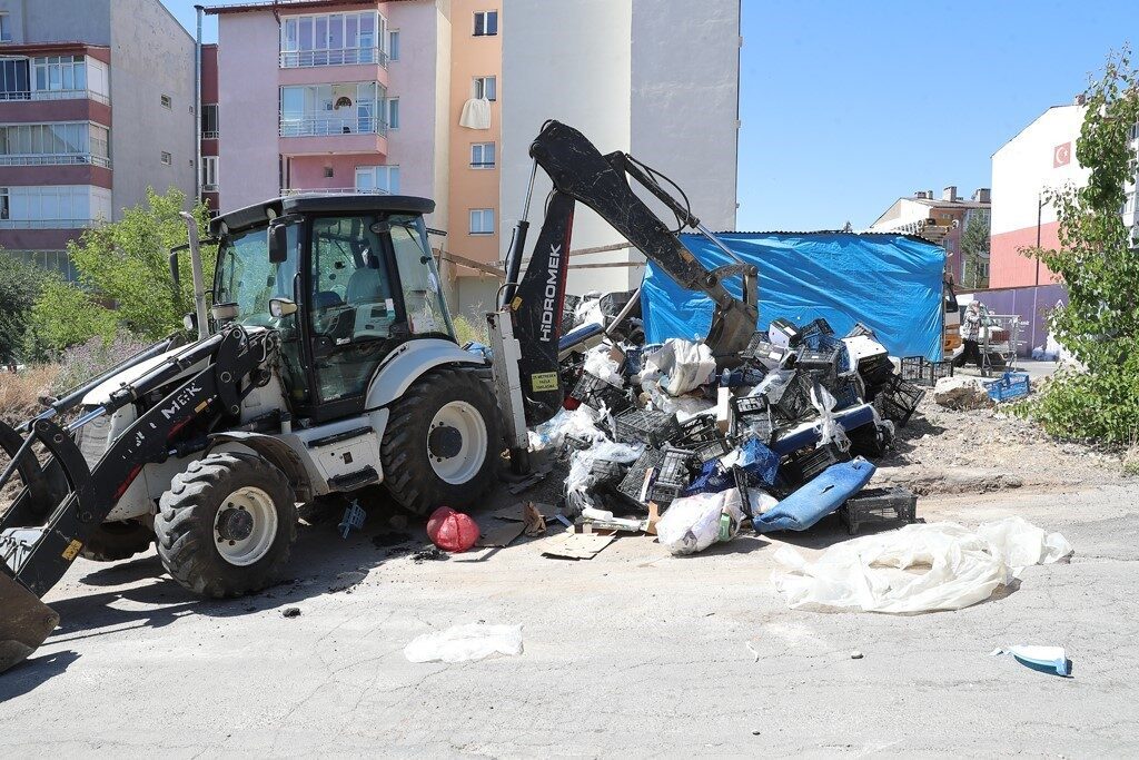 Sivas Belediyesi tarafından mahalle araları, boş arsalar ve metruk binalarda