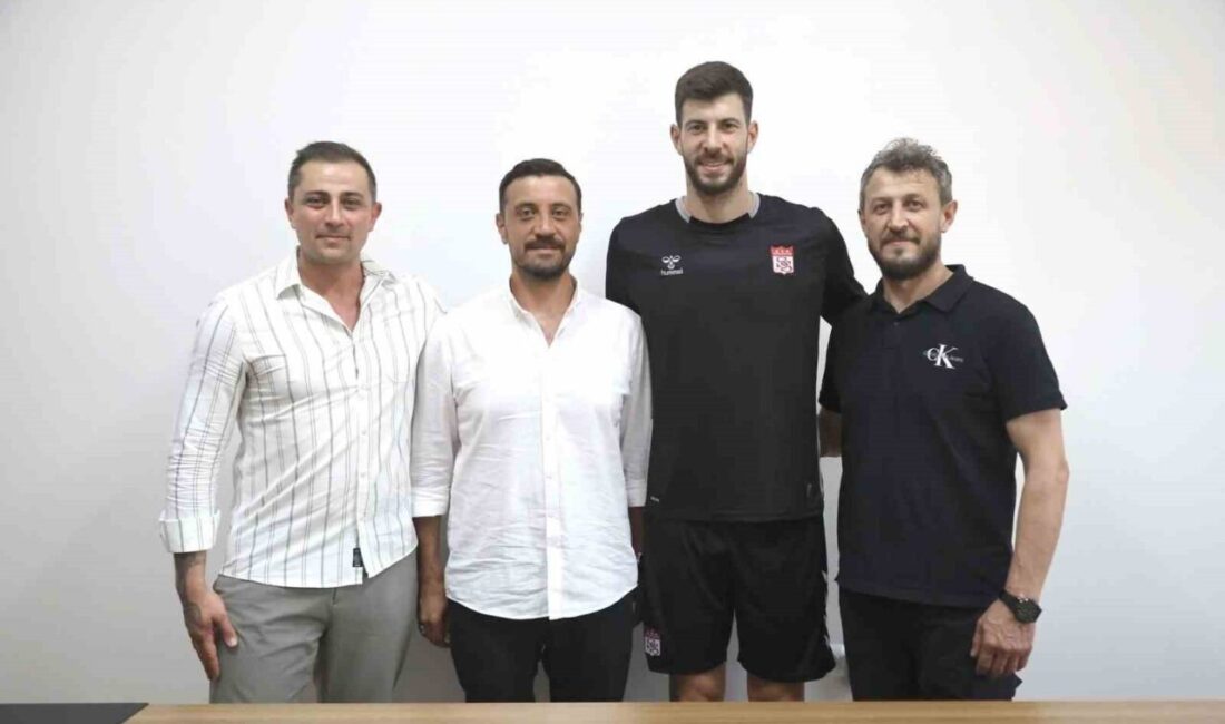 Yeni sezon öncesi transfer çalışmalarını sürdüren Sivasspor, 29 yaşındaki kaleci