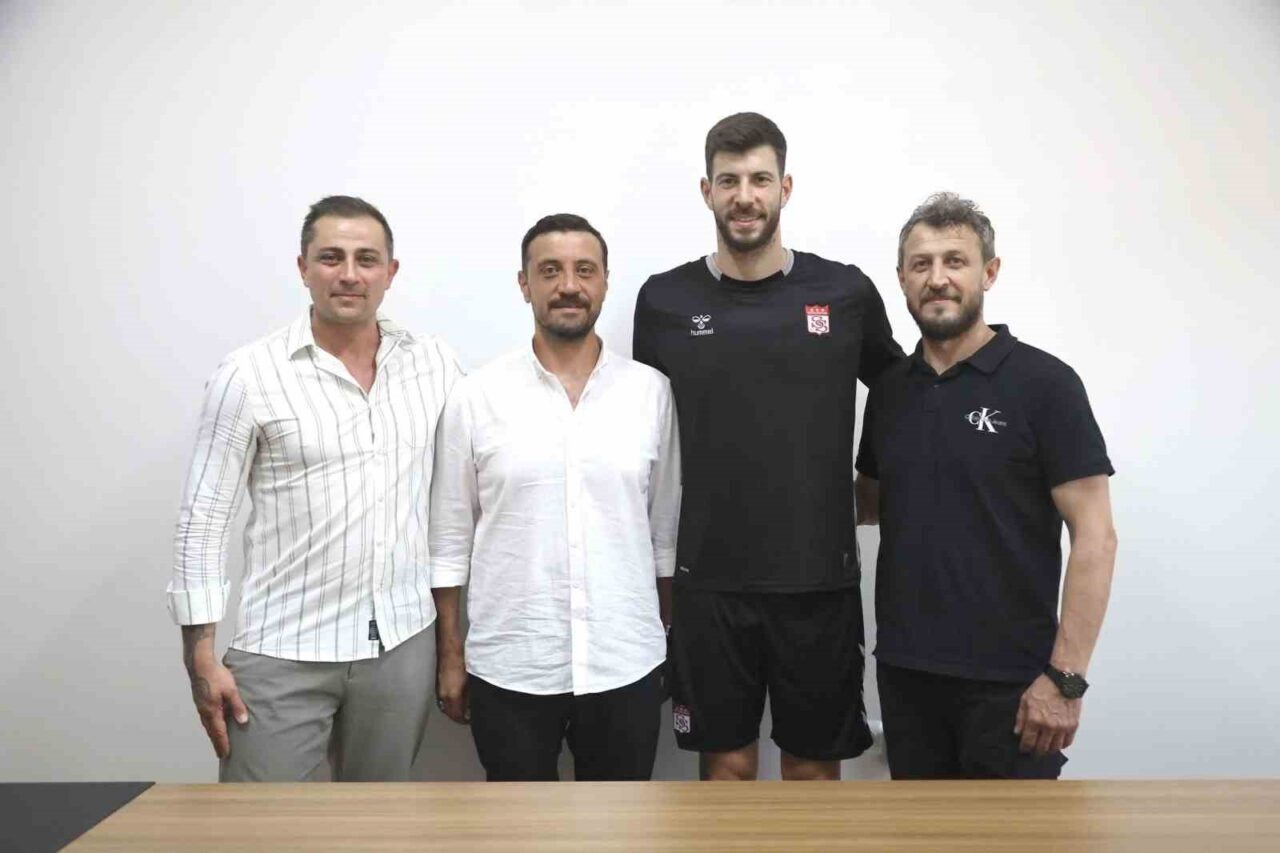Yeni sezon öncesi transfer çalışmalarını sürdüren Sivasspor, 29 yaşındaki kaleci