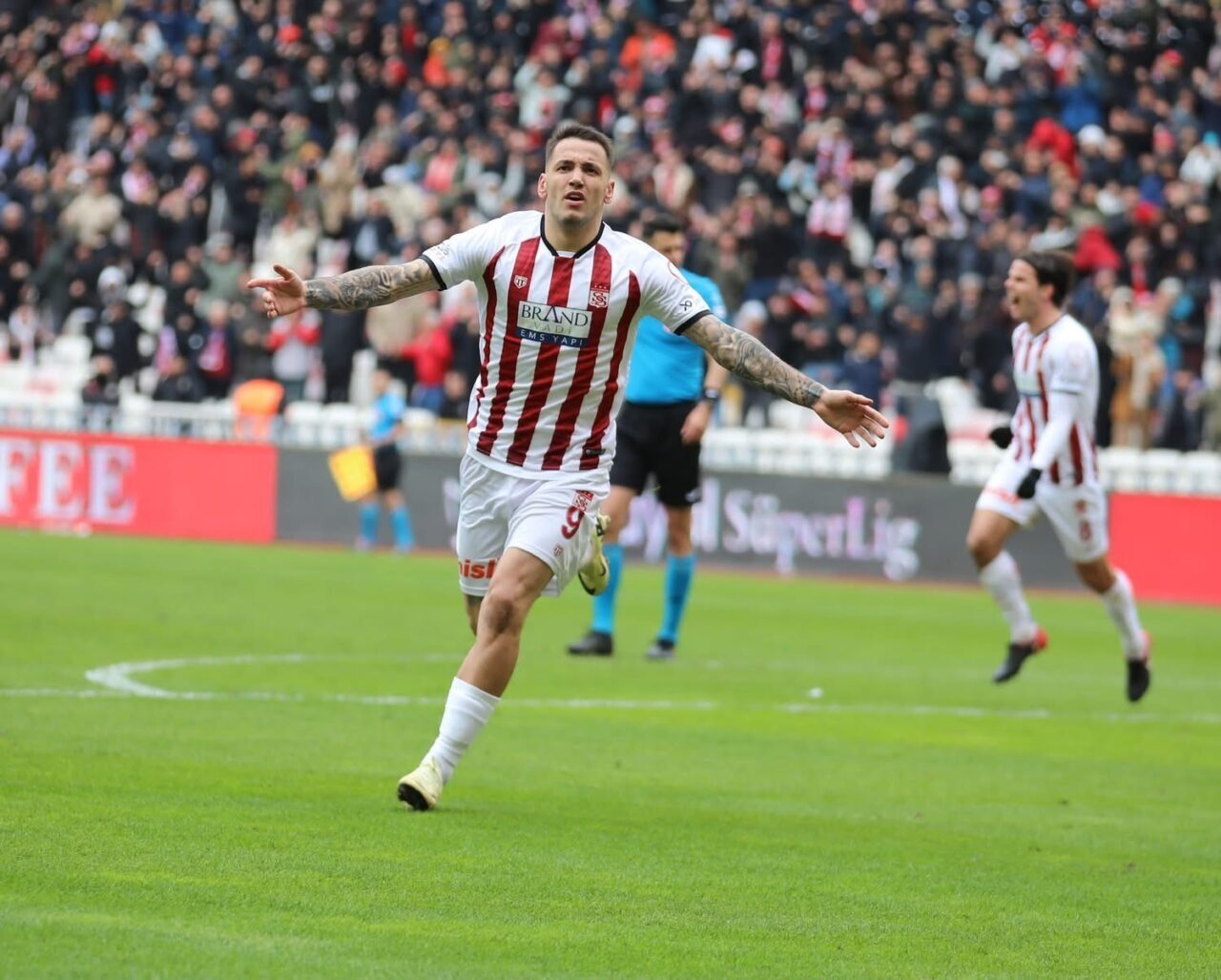 Sivasspor, takımdan ayrılan golcü oyuncu Rey Manaj’a teşekkür etti. Sivasspor