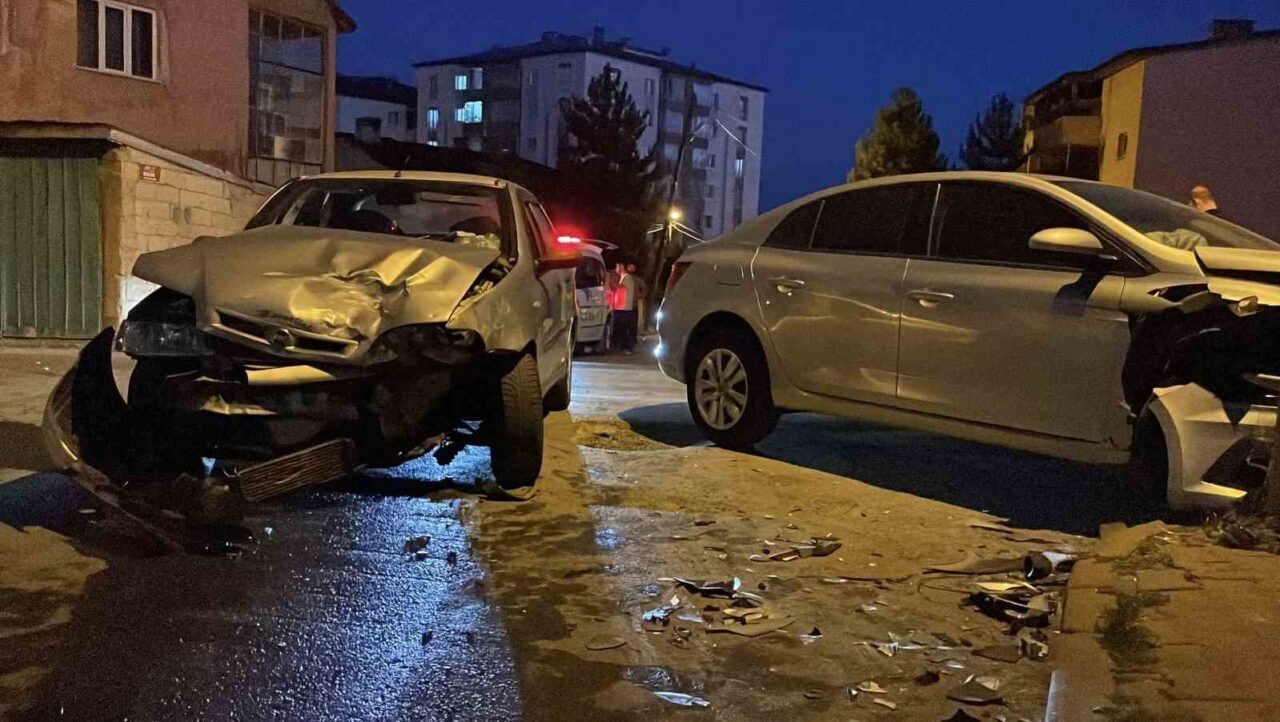 Sivas’ta iki otomobilin çarpışması sonucu meydana gelen trafik kazasında 6