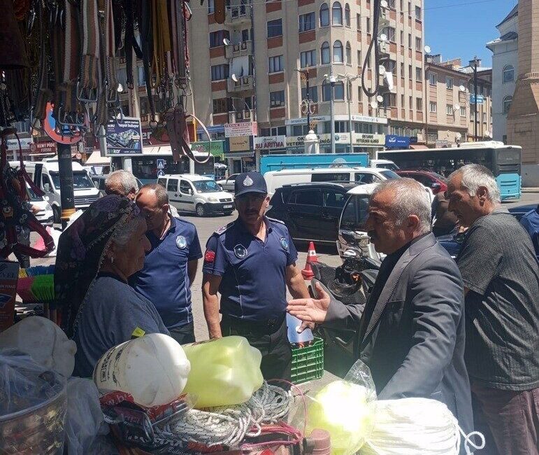 Sivas Belediyesi, kaldırımların işgal edilmesine yönelik başlattığı denetimlerde kurallara uymayan