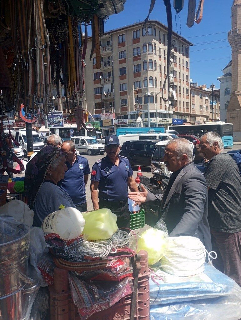 Sivas Belediyesi, kaldırımların işgal edilmesine yönelik başlattığı denetimlerde kurallara uymayan