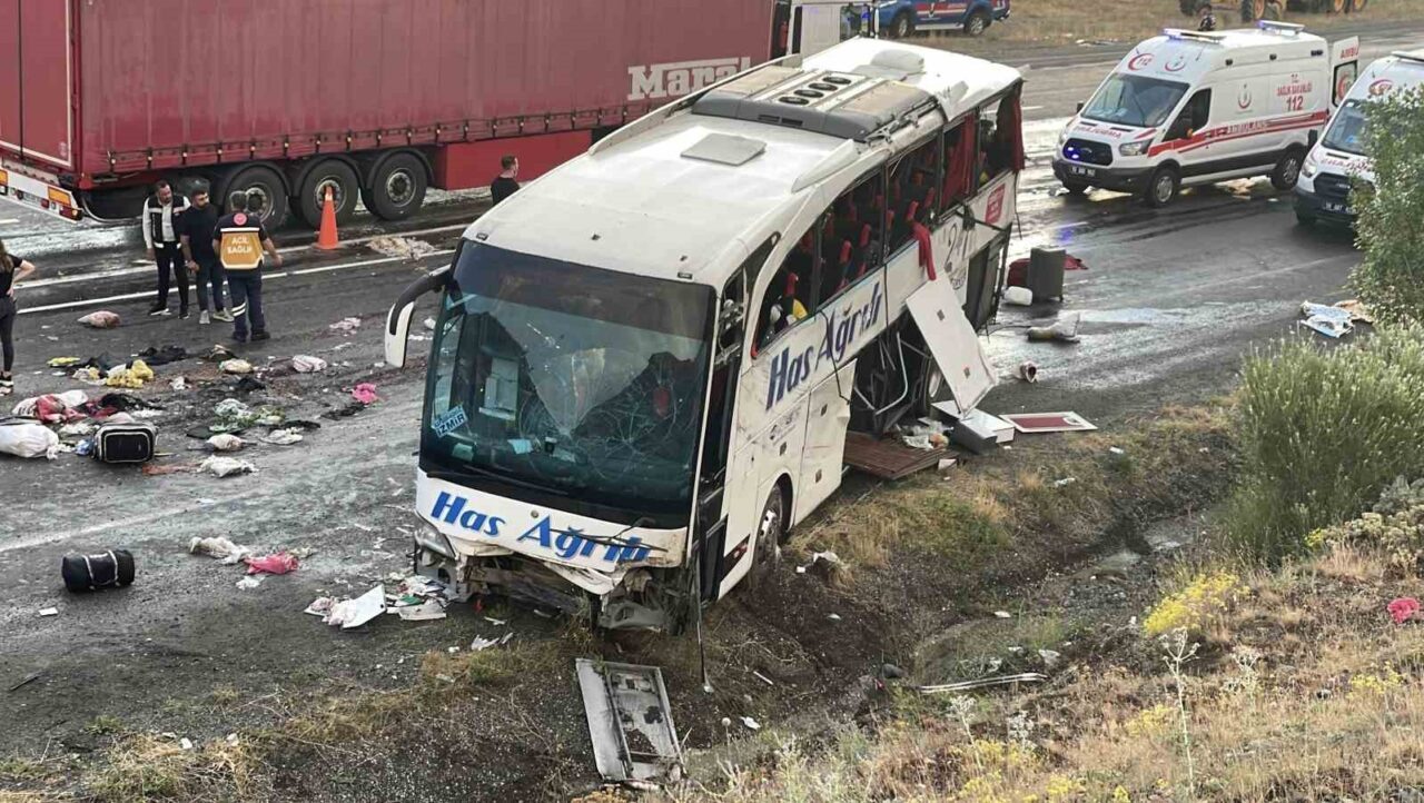 Sivas’ın İmranlı ilçesinde yolcu otobüsünün dağ yamacına çarpması sonucu meydana