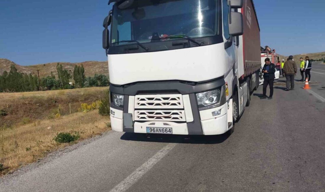 Sivas’ın İmranlı ilçesinde otomobilin tıra arkadan çarpması sonucu meydana gelen