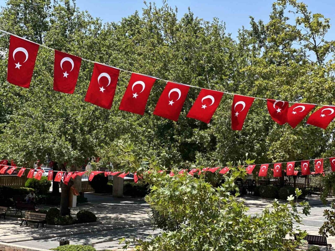 Şanlıurfa’nın Siverek ilçesinde cadde ve sokaklar ay yıldızlı bayraklarla donatıldı.